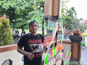 Omzet Menurun, Rendi Tetap Setia Jualan Mainan di Alun-alun Kejaksaan
