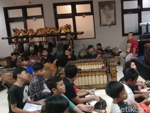 Sanggar Baladewa, Rumah Anak-anak Surabaya Belajar Karawitan dan Wayang