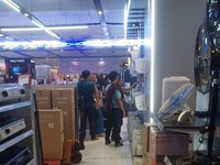 Diskon Besar, Pengunjung Transmart Serbu Barang Elektronik