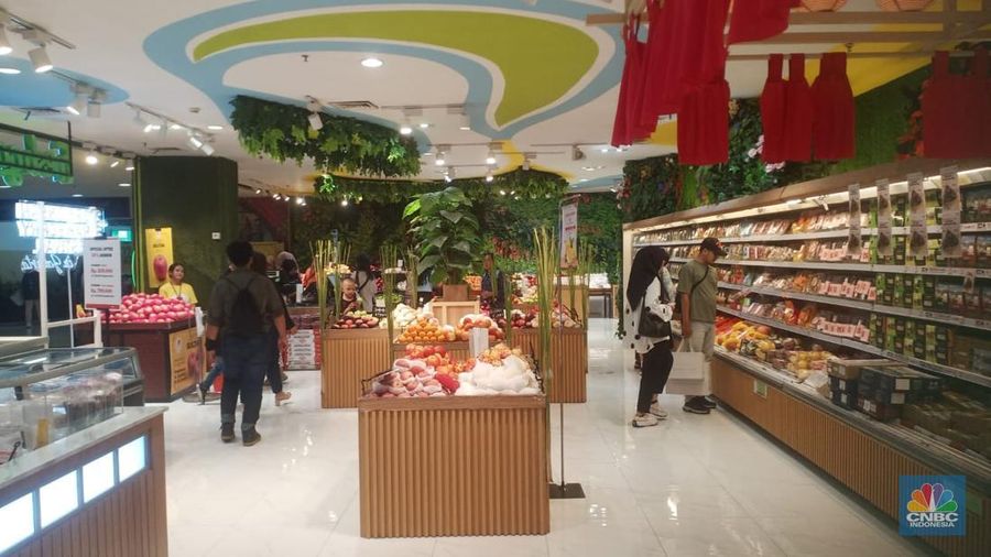 Suasana saat program Full Day Sale di Transmart Kota Kasablank, Jakarta, Minggu (27/4/2025). (CNBC Indonesia/Frida Dwi Muliawati)
