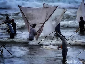 Berbondong-bondong Mencari Berkah Impun di Laut Pelabuhanratu