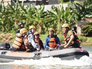 Antisipasi Bahaya Flushing , Walkot Vinanda Siagakan Tim di Sungai Brantas