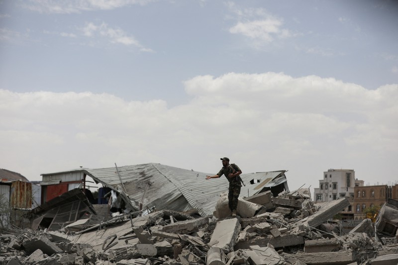 Warga berdiri pada di dekat mobil yang rusak pada lokasi serangan udara AS di Sanaa, Yaman, Minggu (27/4/2025). (REUTERS/Khaled Abdullah) Warga berdiri pada di dekat mobil yang rusak pada lokasi serangan udara AS di Sanaa, Yaman, Minggu (27/4/2025). (REUTERS/Khaled Abdullah)