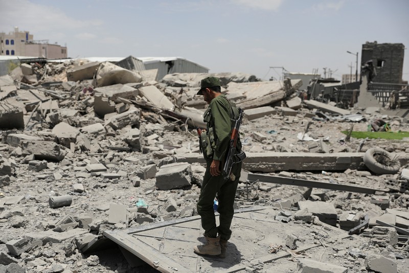 Warga berdiri pada di dekat mobil yang rusak pada lokasi serangan udara AS di Sanaa, Yaman, Minggu (27/4/2025). (REUTERS/Khaled Abdullah) Warga berdiri pada di dekat mobil yang rusak pada lokasi serangan udara AS di Sanaa, Yaman, Minggu (27/4/2025). (REUTERS/Khaled Abdullah)
