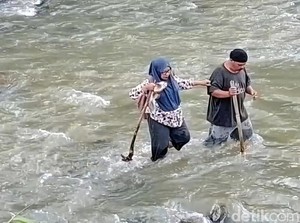 Kembali Bertaruh Nyawa, Guru Leni Seberangi Sungai Usai Jembatan Putus