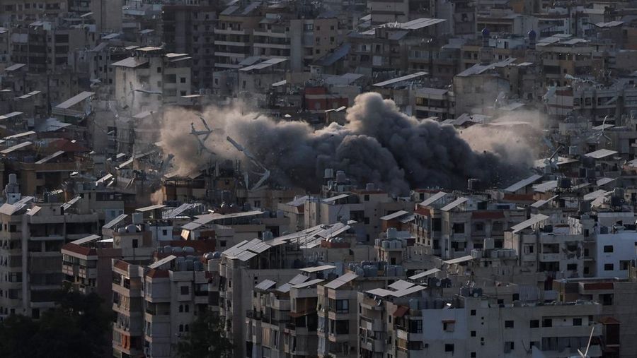 Warga memeriksa kerusakan akibat serangan Israel di pinggiran selatan Beirut, Lebanon, Minggu (27/4/2025). (AP Photo/Hussein Malla)