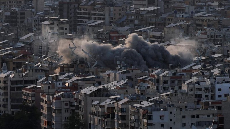 Warga memeriksa kerusakan akibat serangan Israel di pinggiran selatan Beirut, Lebanon, Minggu (27/4/2025). (AP Photo/Hussein Malla)