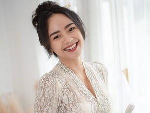 Ikut Tren Kim Seon Ho Smile Challenge, Senyum Manis Ayu Puspa Bikin Meleleh