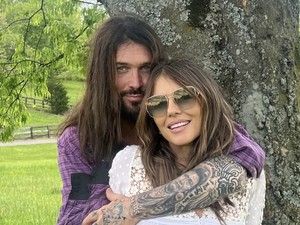 Elizabeth Hurley Tunangan dengan Ayah Miley Cyrus Setelah Setahun Pacaran