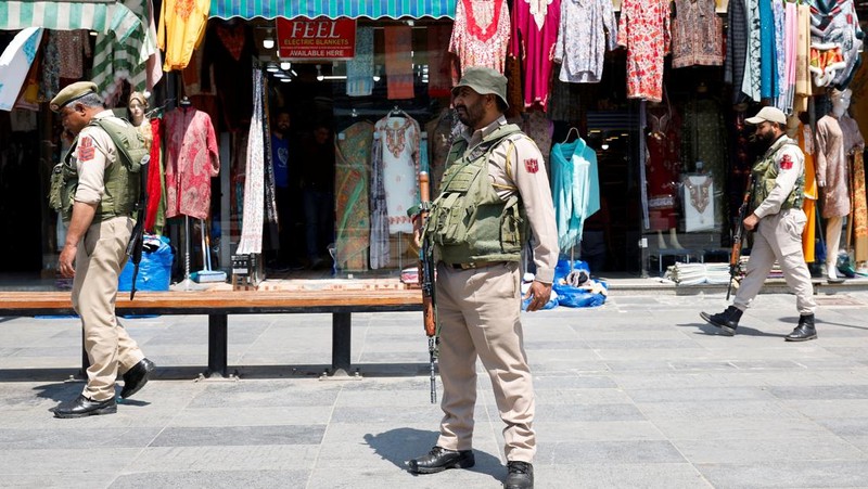 Hubungan antara India dan Pakistan terus memanas. Pasukan kedua negara terlibat saling tembak di wilayah Kashmir yang disengketakan. (REUTERS/Anushree Fadnavis)
