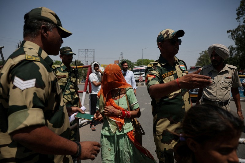 Hubungan antara India dan Pakistan terus memanas. Pasukan kedua negara terlibat saling tembak di wilayah Kashmir yang disengketakan. (REUTERS/Anushree Fadnavis) Hubungan antara India dan Pakistan terus memanas. Pasukan kedua negara terlibat saling tembak di wilayah Kashmir yang disengketakan. (REUTERS/Anushree Fadnavis)