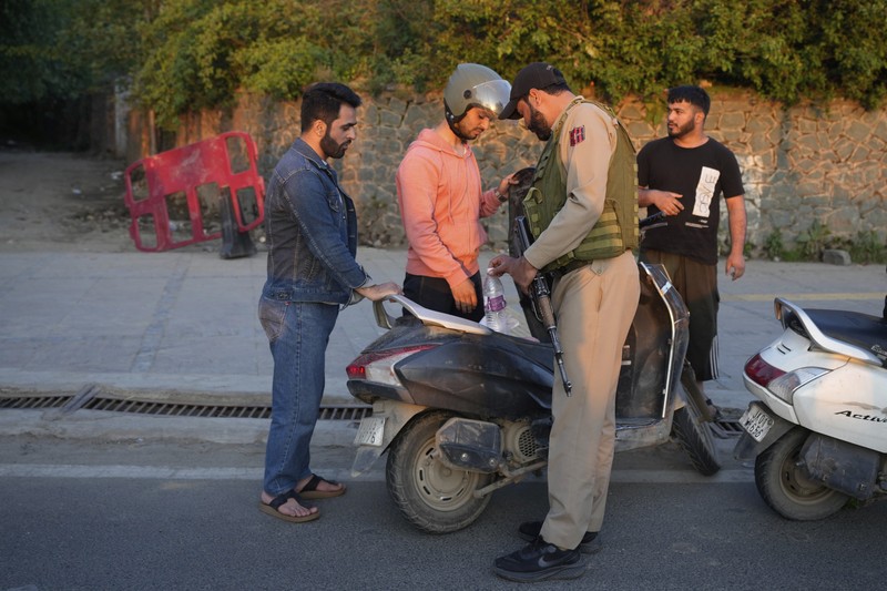 Hubungan antara India dan Pakistan terus memanas. Pasukan kedua negara terlibat saling tembak di wilayah Kashmir yang disengketakan. (REUTERS/Anushree Fadnavis) Hubungan antara India dan Pakistan terus memanas. Pasukan kedua negara terlibat saling tembak di wilayah Kashmir yang disengketakan. (REUTERS/Anushree Fadnavis)