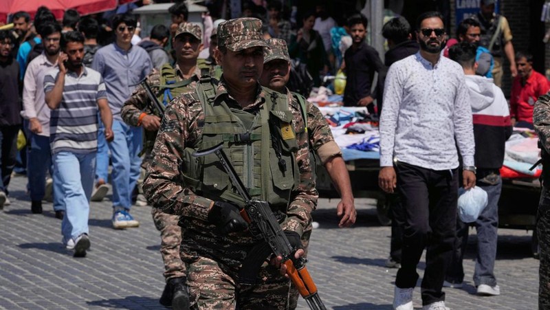 Hubungan antara India dan Pakistan terus memanas. Pasukan kedua negara terlibat saling tembak di wilayah Kashmir yang disengketakan. (REUTERS/Anushree Fadnavis)