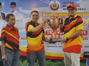 Fadli Zon Serahkan Piala Bergilir Menbud, Dorong Sinergi Olahraga-Budaya