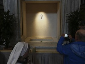 30.000 Orang Berbondong-bondong ke Makam Paus Fransiskus di Roma