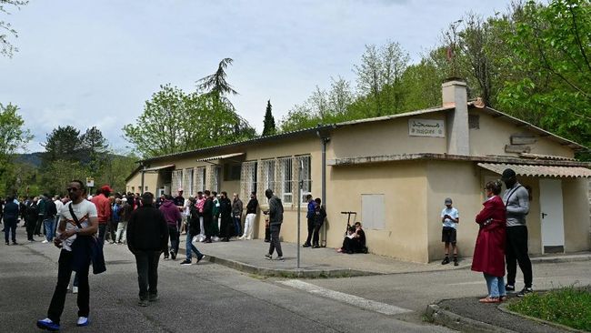 Prancis Geger Pembunuhan di Masjid, Ditikam lalu Difilmkan