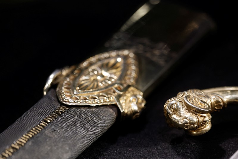 Pedang milik pemimpin militer dan politik Prancis Kaiser Napoleon Bonaparte yang dipesan untuk keperluan pribadinya akan segera dilelang di Paris. (REUTERS/Benoit Tessier)