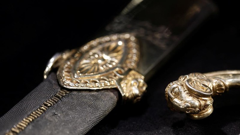 Pedang milik pemimpin militer dan politik Prancis Kaiser Napoleon Bonaparte yang dipesan untuk keperluan pribadinya akan segera dilelang di Paris. (REUTERS/Benoit Tessier)
