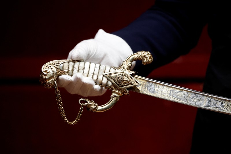 Pedang milik pemimpin militer dan politik Prancis Kaiser Napoleon Bonaparte yang dipesan untuk keperluan pribadinya akan segera dilelang di Paris. (REUTERS/Benoit Tessier)