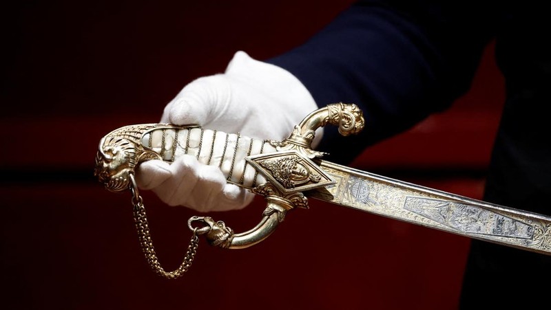 Pedang milik pemimpin militer dan politik Prancis Kaiser Napoleon Bonaparte yang dipesan untuk keperluan pribadinya akan segera dilelang di Paris. (REUTERS/Benoit Tessier)