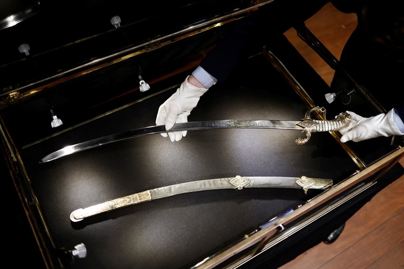 Pedang milik pemimpin militer dan politik Prancis Kaiser Napoleon Bonaparte yang dipesan untuk keperluan pribadinya akan segera dilelang di Paris. (REUTERS/Benoit Tessier)
