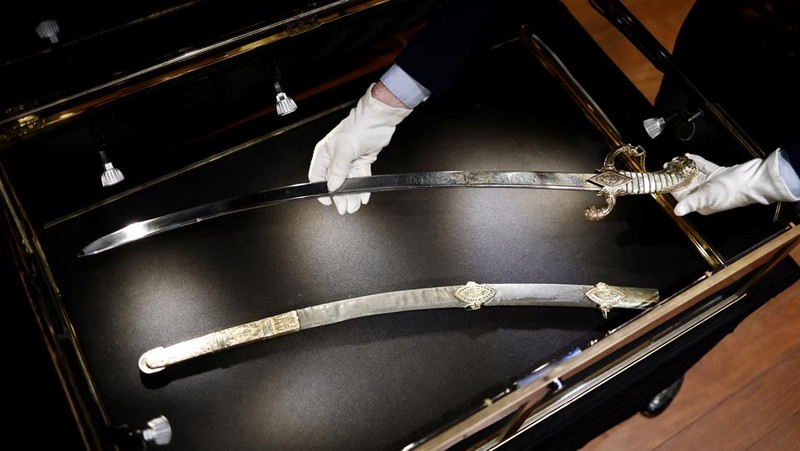 Pedang milik pemimpin militer dan politik Prancis Kaiser Napoleon Bonaparte yang dipesan untuk keperluan pribadinya akan segera dilelang di Paris. (REUTERS/Benoit Tessier)