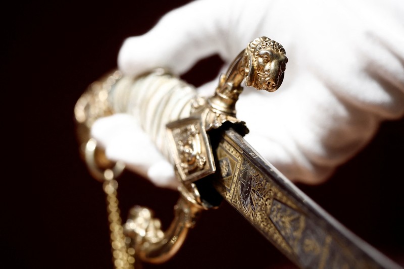 Pedang milik pemimpin militer dan politik Prancis Kaiser Napoleon Bonaparte yang dipesan untuk keperluan pribadinya akan segera dilelang di Paris. (REUTERS/Benoit Tessier)