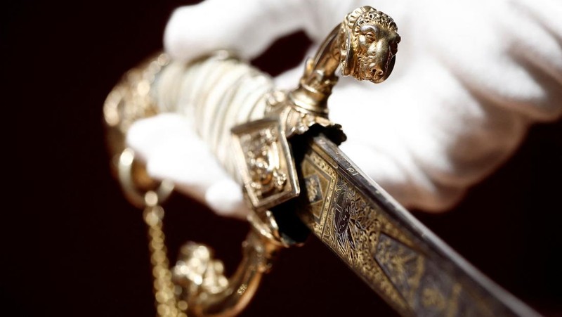 Pedang milik pemimpin militer dan politik Prancis Kaiser Napoleon Bonaparte yang dipesan untuk keperluan pribadinya akan segera dilelang di Paris. (REUTERS/Benoit Tessier)