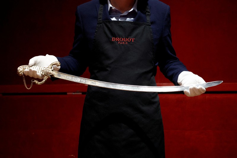 Pedang milik pemimpin militer dan politik Prancis Kaiser Napoleon Bonaparte yang dipesan untuk keperluan pribadinya akan segera dilelang di Paris. (REUTERS/Benoit Tessier) Pedang milik pemimpin militer dan politik Prancis Kaiser Napoleon Bonaparte yang dipesan untuk keperluan pribadinya akan segera dilelang di Paris. (REUTERS/Benoit Tessier)