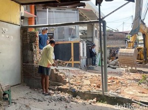 Satpol PP Bongkar Puluhan Bangunan Liar di Jalan Tentara Pelajar Solo
