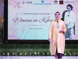 Istri Mensos dan Wamensos Kompak Berkebaya Nusantara di Atas Catwalk
