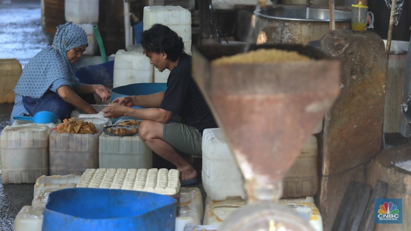 Perajin menyaring ampas tahu di salah satu pabrik tahu rumahan di Kawasan Duren Tiga, Jakarta, Selatan, Senin, (28/4/2025). (CNBC Indonesia/Muhammad Sabki)