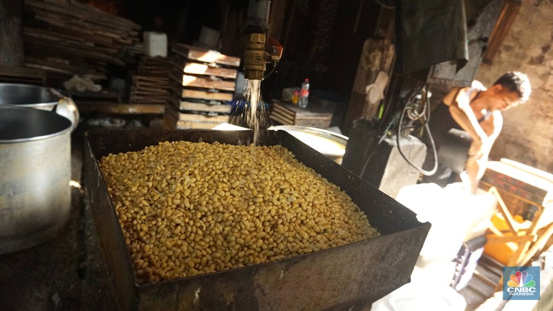 Perajin menyaring ampas tahu di salah satu pabrik tahu rumahan di Kawasan Duren Tiga, Jakarta, Selatan, Senin, (28/4/2025). (CNBC Indonesia/Muhammad Sabki) Perajin menyaring ampas tahu di salah satu pabrik tahu rumahan di Kawasan Duren Tiga, Jakarta, Selatan, Senin, (28/4/2025). (CNBC Indonesia/Muhammad Sabki)