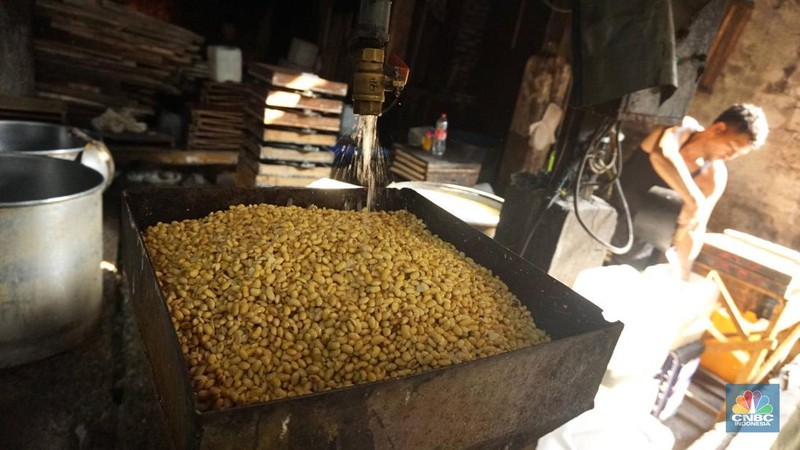 Perajin menyaring ampas tahu di salah satu pabrik tahu rumahan di Kawasan Duren Tiga, Jakarta, Selatan, Senin, (28/4/2025). (CNBC Indonesia/Muhammad Sabki)