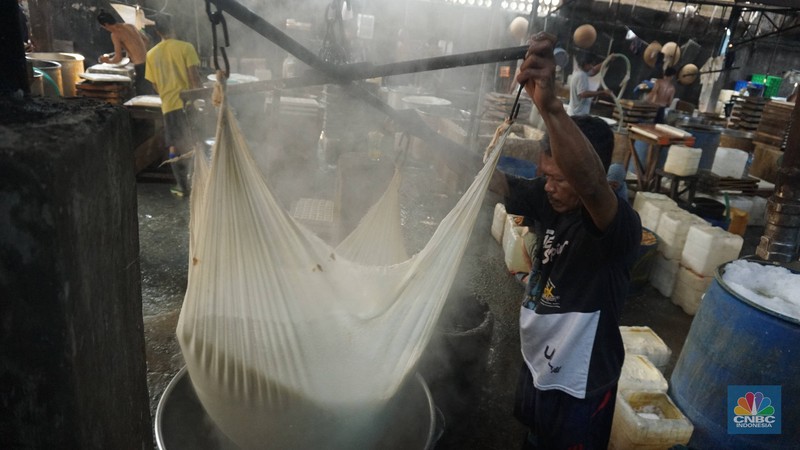 Perajin menyaring ampas tahu di salah satu pabrik tahu rumahan di Kawasan Duren Tiga, Jakarta, Selatan, Senin, (28/4/2025). (CNBC Indonesia/Muhammad Sabki) Perajin menyaring ampas tahu di salah satu pabrik tahu rumahan di Kawasan Duren Tiga, Jakarta, Selatan, Senin, (28/4/2025). (CNBC Indonesia/Muhammad Sabki)