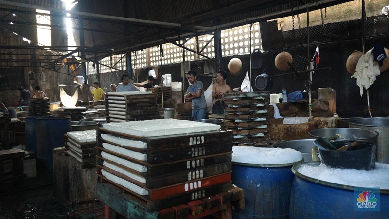 Perajin menyaring ampas tahu di salah satu pabrik tahu rumahan di Kawasan Duren Tiga, Jakarta, Selatan, Senin, (28/4/2025). (CNBC Indonesia/Muhammad Sabki) Perajin menyaring ampas tahu di salah satu pabrik tahu rumahan di Kawasan Duren Tiga, Jakarta, Selatan, Senin, (28/4/2025). (CNBC Indonesia/Muhammad Sabki)