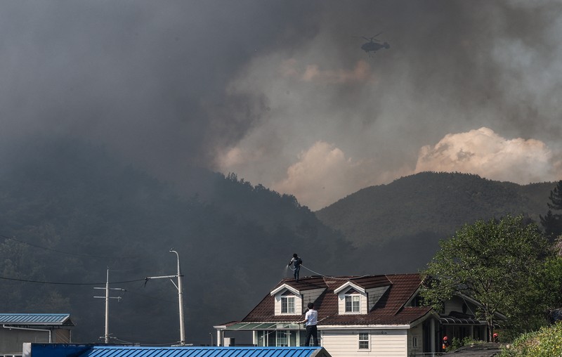 Petugas berjibaku memadamkan api yang mendekati bangunan perumahan di Daegu, Korea Selatan, 28 April 2025. (via REUTERS/YONHAP NEWS AGENCY) Petugas berjibaku memadamkan api yang mendekati bangunan perumahan di Daegu, Korea Selatan, 28 April 2025. (via REUTERS/YONHAP NEWS AGENCY)