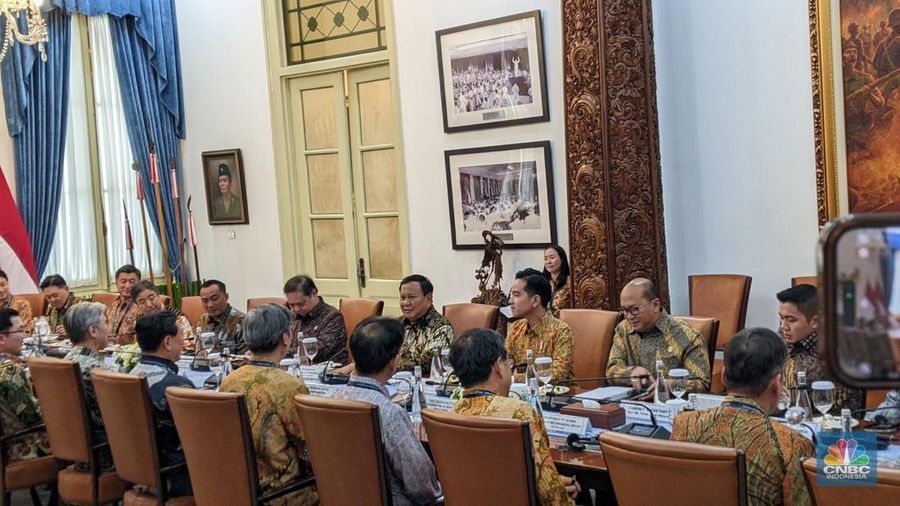 Presiden Prabowo Subianto bersama Wakil Presiden RI Gibran Rakabuming menerima sekitar 19-an pengusaha asal Korea Selatan di Istana Merdeka, Senin 28/4/2025). (²©²ÊÍøÕ¾/Emir Yanwardhana)