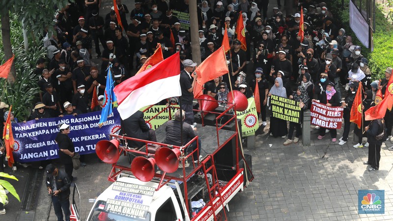 Serikat Pekerja Niaga Bank, Jasa dan Asuransi (SP NIBA) AJB Bumiputera 1912 melakukan aksi di depan gedung Bumputera, Jakarta, Senin (28/4/2025). (CNBC Indonesia/Muhammad Sabki)