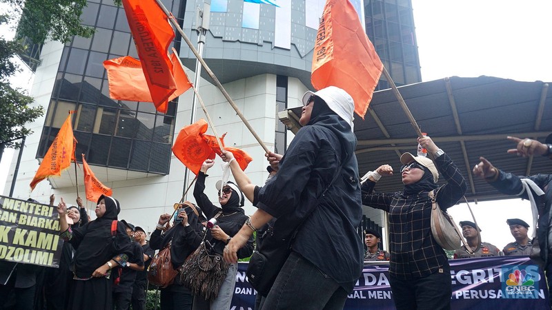 Serikat Pekerja Niaga Bank, Jasa dan Asuransi (SP NIBA) AJB Bumiputera 1912 melakukan aksi di depan gedung Bumputera, Jakarta, Senin (28/4/2025). (CNBC Indonesia/Muhammad Sabki)