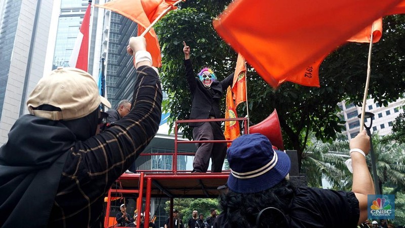 Serikat Pekerja Niaga Bank, Jasa dan Asuransi (SP NIBA) AJB Bumiputera 1912 melakukan aksi di depan gedung Bumputera, Jakarta, Senin (28/4/2025). (CNBC Indonesia/Muhammad Sabki)