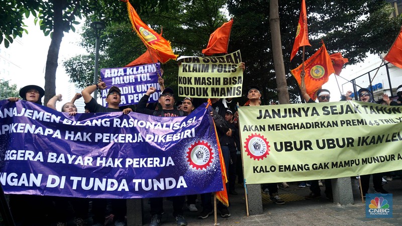 Serikat Pekerja Niaga Bank, Jasa dan Asuransi (SP NIBA) AJB Bumiputera 1912 melakukan aksi di depan gedung Bumputera, Jakarta, Senin (28/4/2025). (CNBC Indonesia/Muhammad Sabki)
