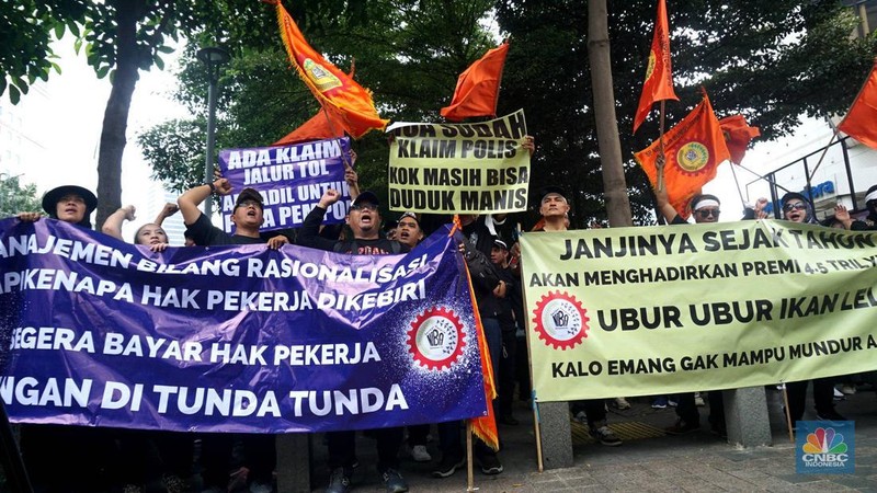 Serikat Pekerja Niaga Bank, Jasa dan Asuransi (SP NIBA) AJB Bumiputera 1912 melakukan aksi di depan gedung Bumputera, Jakarta, Senin (28/4/2025). (CNBC Indonesia/Muhammad Sabki)