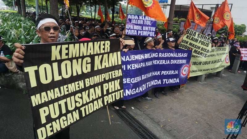 Serikat Pekerja Niaga Bank, Jasa dan Asuransi (SP NIBA) AJB Bumiputera 1912 melakukan aksi di depan gedung Bumputera, Jakarta, Senin (28/4/2025). (CNBC Indonesia/Muhammad Sabki)