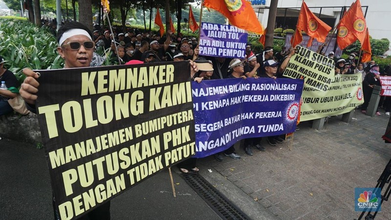 Serikat Pekerja Niaga Bank, Jasa dan Asuransi (SP NIBA) AJB Bumiputera 1912 melakukan aksi di depan gedung Bumputera, Jakarta, Senin (28/4/2025). (CNBC Indonesia/Muhammad Sabki)