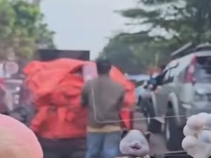 Viral Bajing Loncat Curi Sekarung Bawang Putih di Pasar Palembang