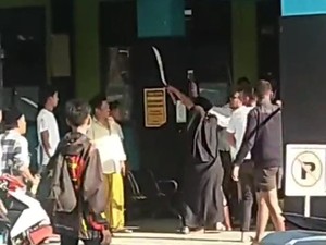 Viral Sekelompok Pria Bawa Parang Geruduk Puskesmas Geger Bangkalan