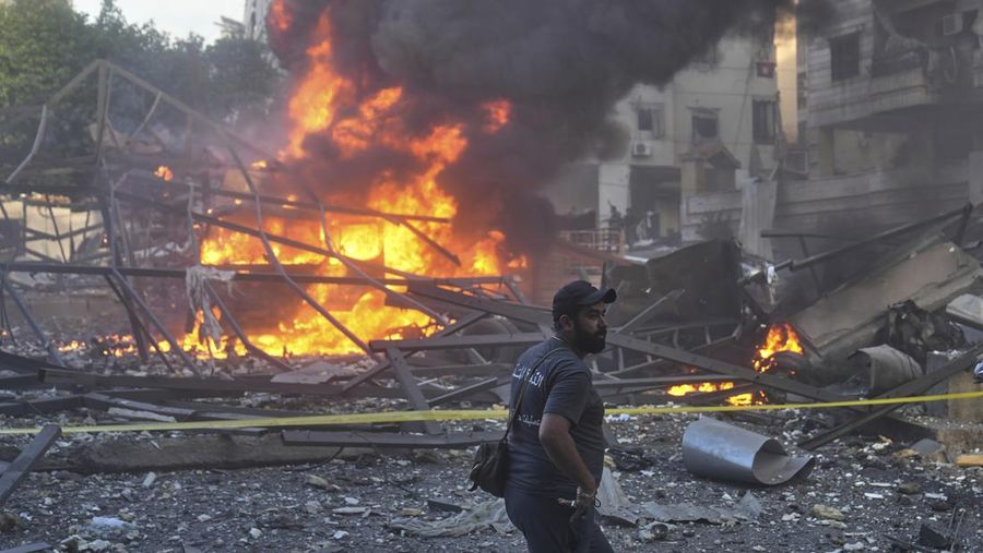 Warga memeriksa kerusakan akibat serangan Israel di pinggiran selatan Beirut, Lebanon, Minggu (27/4/2025). (AP Photo/Hussein Malla)