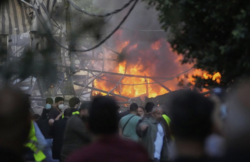 Warga memeriksa kerusakan akibat serangan Israel di pinggiran selatan Beirut, Lebanon, Minggu (27/4/2025). (AP Photo/Hussein Malla) Warga memeriksa kerusakan akibat serangan Israel di pinggiran selatan Beirut, Lebanon, Minggu (27/4/2025). (AP Photo/Hussein Malla)