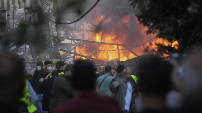 Warga memeriksa kerusakan akibat serangan Israel di pinggiran selatan Beirut, Lebanon, Minggu (27/4/2025). (AP Photo/Hussein Malla)